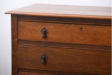 アンティーク家具　イギリスアンティーク　オーク材　小振りなチェスト