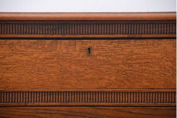 アンティーク家具　イギリスアンティーク　オーク材　小振りなチェスト