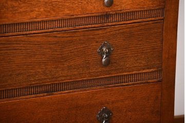 アンティーク家具　イギリスアンティーク　オーク材　小振りなチェスト