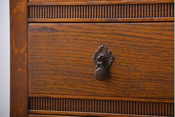 アンティーク家具　イギリスアンティーク　オーク材　小振りなチェスト