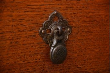 アンティーク家具　イギリスアンティーク　オーク材　小振りなチェスト