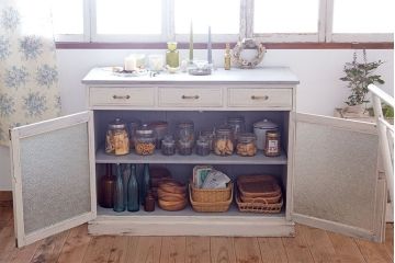 アンティーク家具　アンティークペイント　かわいいガラス収納棚