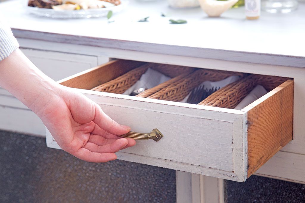 アンティーク家具　アンティークペイント　かわいいガラス収納棚