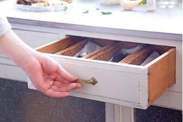 アンティーク家具　アンティークペイント　かわいいガラス収納棚