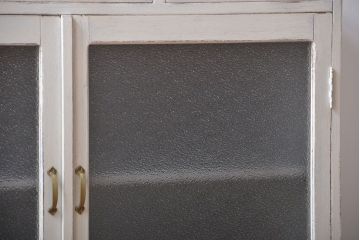 アンティーク家具　アンティークペイント　かわいいガラス収納棚