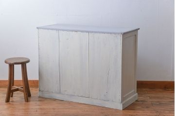 アンティーク家具　アンティークペイント　かわいいガラス収納棚