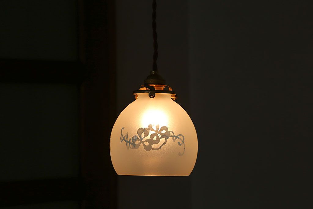オパールセントガラスのエッチングシェード照明
