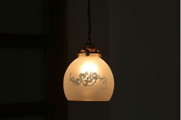 オパールセントガラスのエッチングシェード照明