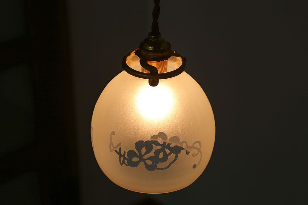 オパールセントガラスのエッチングシェード照明