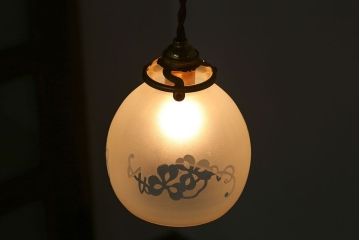 オパールセントガラスのエッチングシェード照明