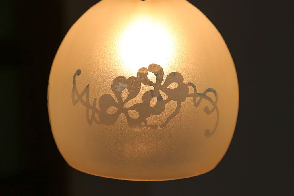 オパールセントガラスのエッチングシェード照明