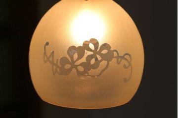 オパールセントガラスのエッチングシェード照明