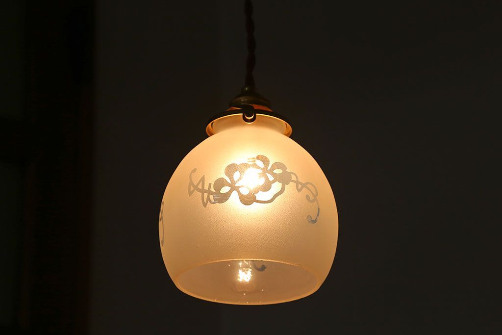オパールセントガラスのエッチングシェード照明