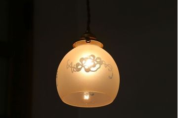オパールセントガラスのエッチングシェード照明
