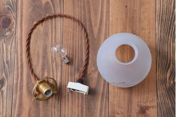 オパールセントガラスのエッチングシェード照明