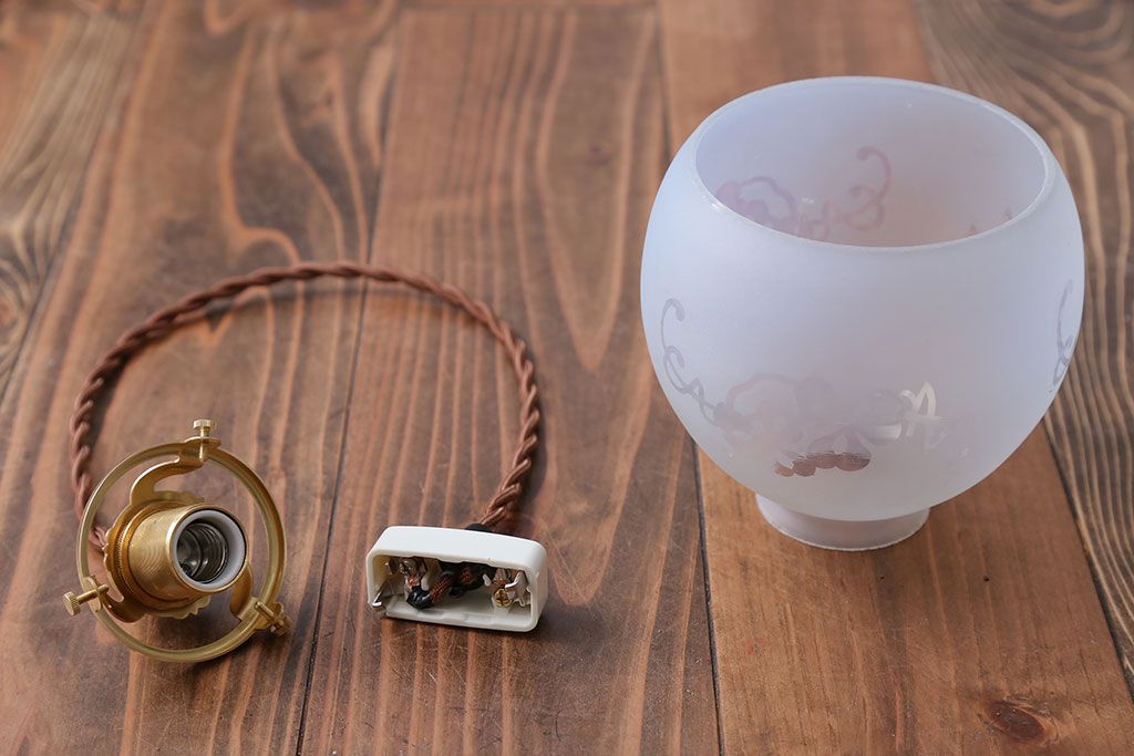 オパールセントガラスのエッチングシェード照明