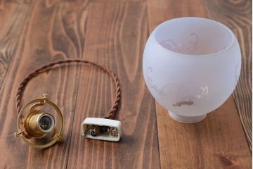 オパールセントガラスのエッチングシェード照明