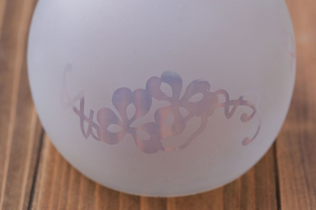 オパールセントガラスのエッチングシェード照明