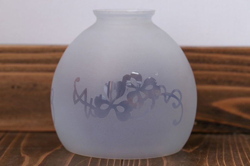 オパールセントガラスのエッチングシェード照明