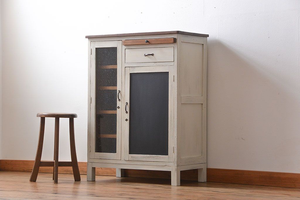 アンティーク家具　黒板扉付き!おうちカフェ風　気泡ガラス入り脚付き収納戸棚