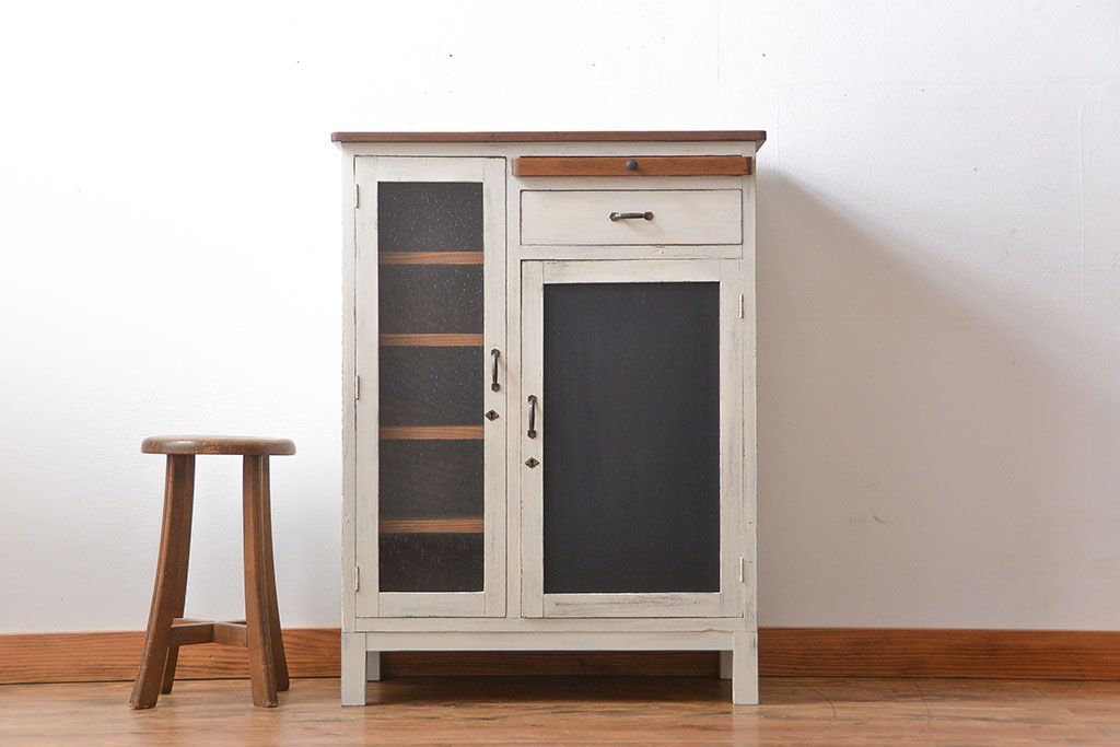 アンティーク家具　黒板扉付き!おうちカフェ風　気泡ガラス入り脚付き収納戸棚