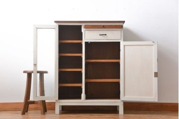 アンティーク家具　黒板扉付き!おうちカフェ風　気泡ガラス入り脚付き収納戸棚