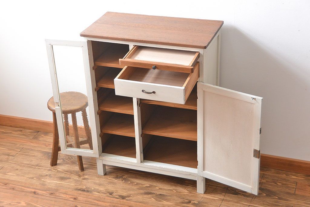 アンティーク家具　黒板扉付き!おうちカフェ風　気泡ガラス入り脚付き収納戸棚