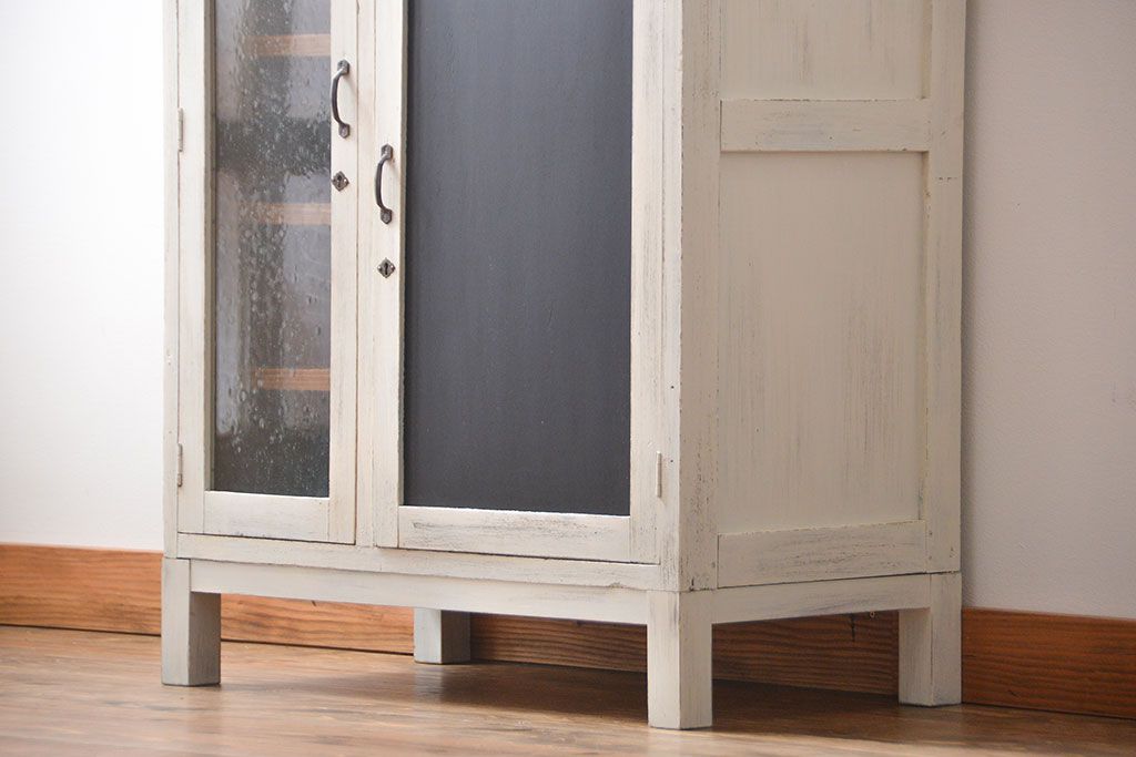 アンティーク家具　黒板扉付き!おうちカフェ風　気泡ガラス入り脚付き収納戸棚