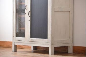 アンティーク家具　黒板扉付き!おうちカフェ風　気泡ガラス入り脚付き収納戸棚