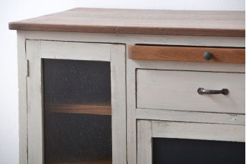 アンティーク家具　黒板扉付き!おうちカフェ風　気泡ガラス入り脚付き収納戸棚