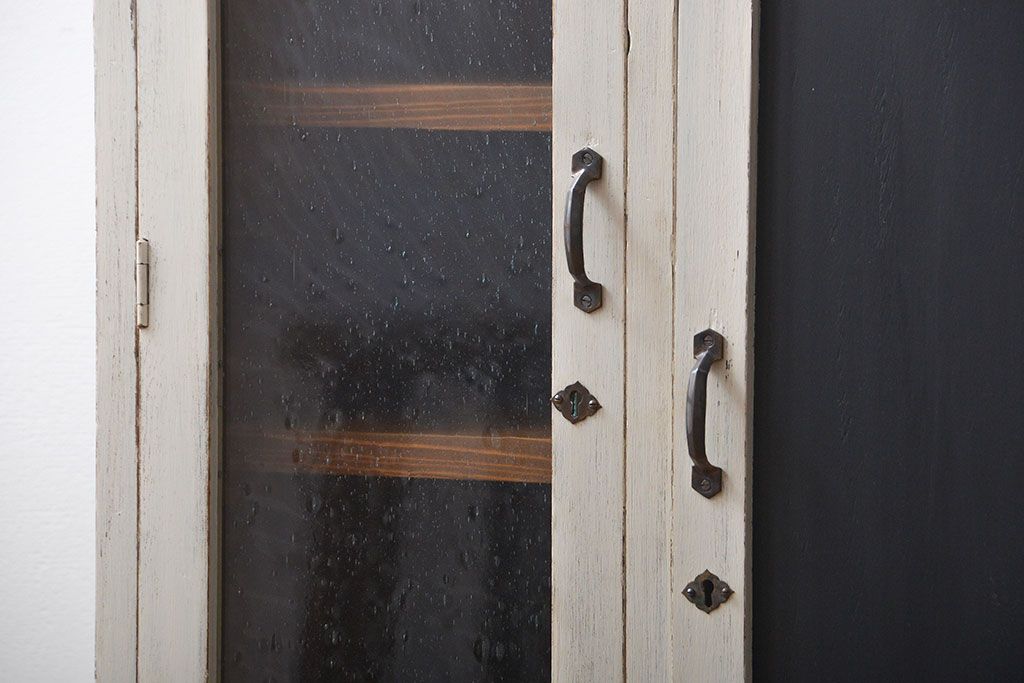 アンティーク家具　黒板扉付き!おうちカフェ風　気泡ガラス入り脚付き収納戸棚