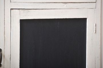 アンティーク家具　黒板扉付き!おうちカフェ風　気泡ガラス入り脚付き収納戸棚