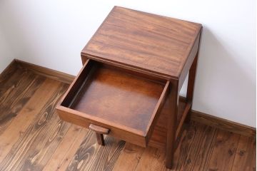 アンティーク家具　イギリスアンティーク　引き出し付きサイドテーブル