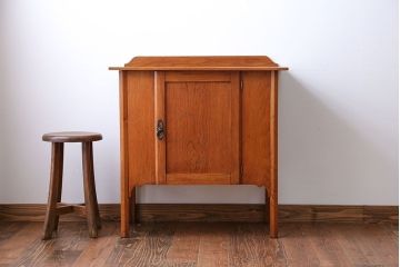 アンティーク家具　イギリスアンティーク　オーク材　シンプルなサイドキャビネット