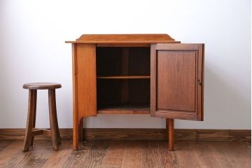 アンティーク家具　イギリスアンティーク　オーク材　シンプルなサイドキャビネット