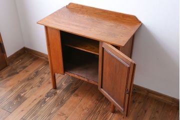 アンティーク家具　イギリスアンティーク　オーク材　シンプルなサイドキャビネット