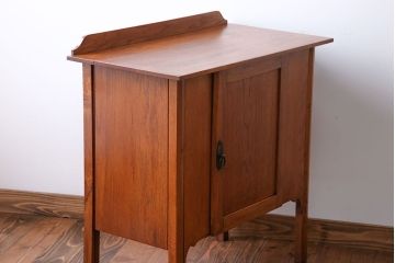 アンティーク家具　イギリスアンティーク　オーク材　シンプルなサイドキャビネット