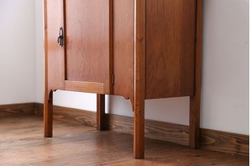 アンティーク家具　イギリスアンティーク　オーク材　シンプルなサイドキャビネット