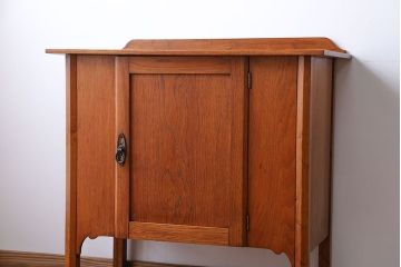 アンティーク家具　イギリスアンティーク　オーク材　シンプルなサイドキャビネット