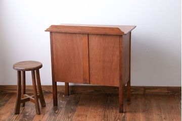 アンティーク家具　イギリスアンティーク　オーク材　シンプルなサイドキャビネット