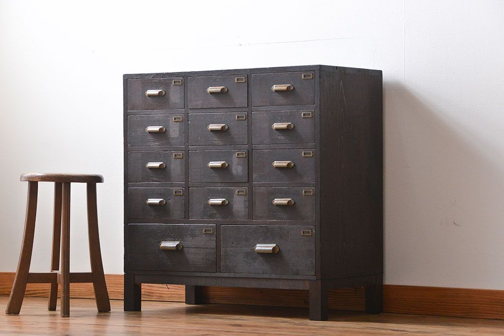 アンティーク家具　アンティーク　ネームプレート付き　脚付き14杯引き出し