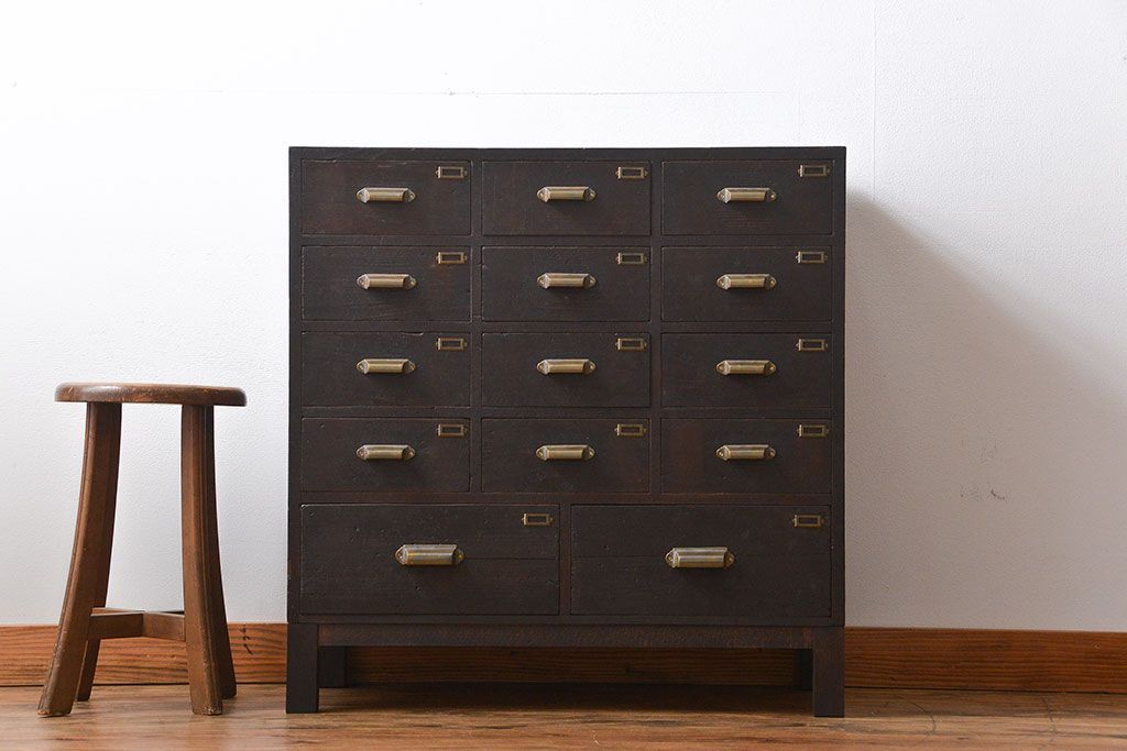 アンティーク家具　アンティーク　ネームプレート付き　脚付き14杯引き出し