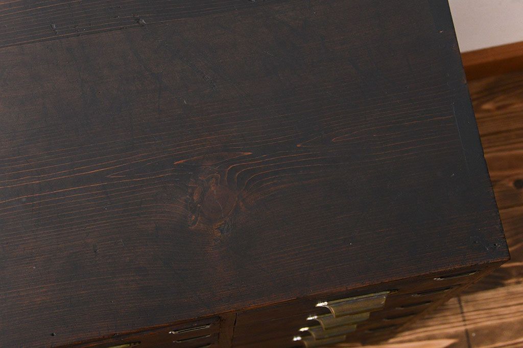 アンティーク家具　アンティーク　ネームプレート付き　脚付き14杯引き出し