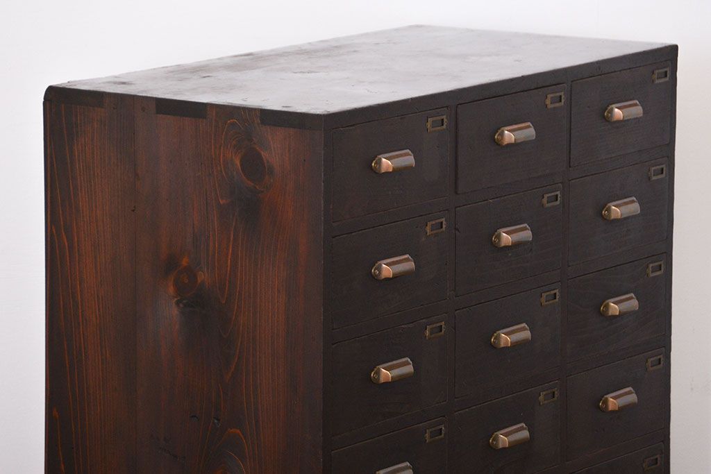 アンティーク家具　アンティーク　ネームプレート付き　脚付き14杯引き出し