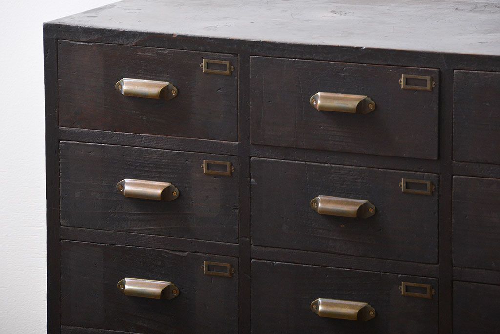 アンティーク家具　アンティーク　ネームプレート付き　脚付き14杯引き出し