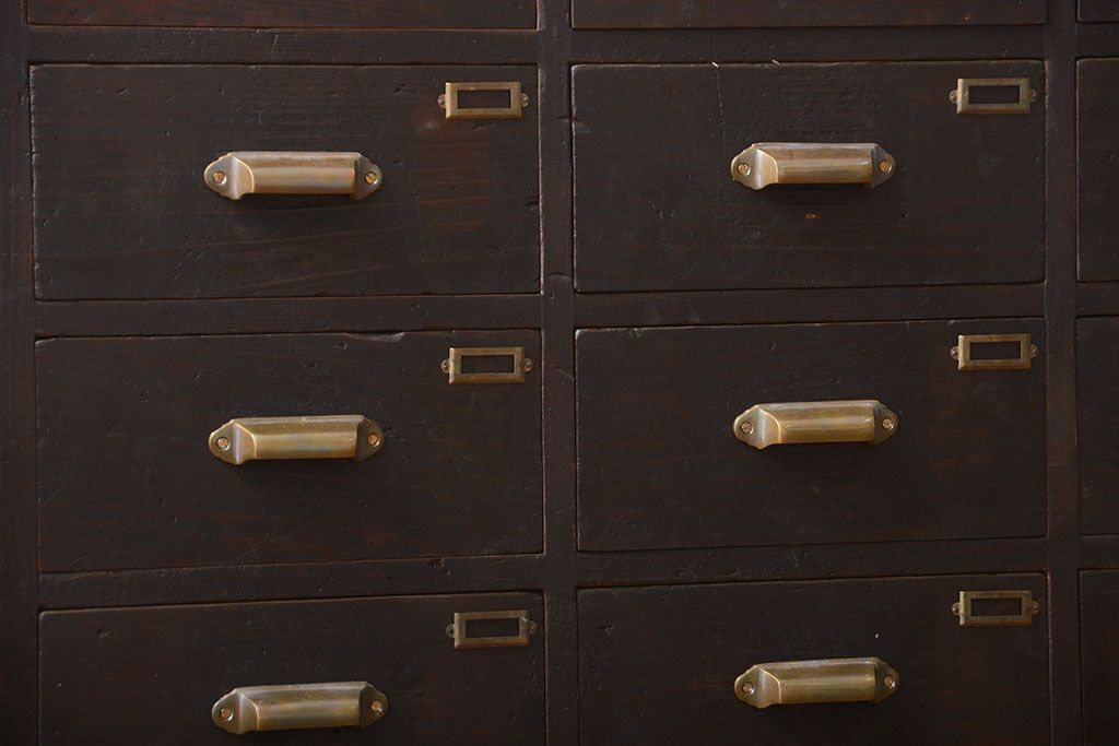 アンティーク家具　アンティーク　ネームプレート付き　脚付き14杯引き出し