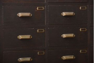 アンティーク家具　アンティーク　ネームプレート付き　脚付き14杯引き出し