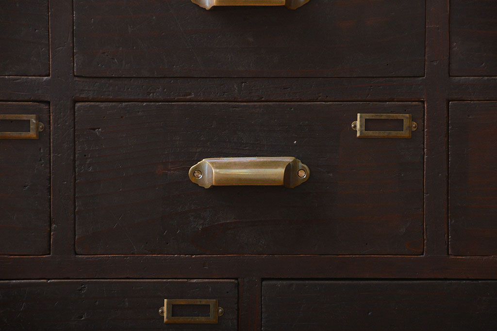 アンティーク家具　アンティーク　ネームプレート付き　脚付き14杯引き出し