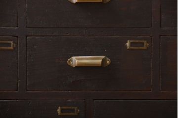 アンティーク家具　アンティーク　ネームプレート付き　脚付き14杯引き出し