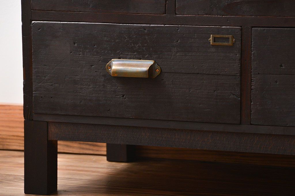 アンティーク家具　アンティーク　ネームプレート付き　脚付き14杯引き出し